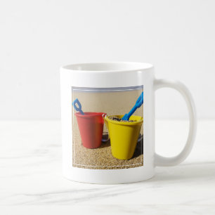 Taza De Café Palas y cubos en la playa de Sandy