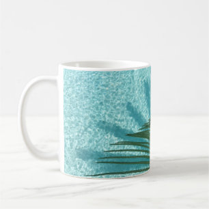 Taza De Café palmera sobre el agua