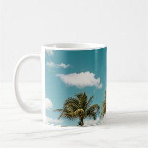 Taza De Café Palmera verde bajo cielo azul por la mañana