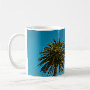 Taza De Café Palmera verde bajo cielo azul por la mañana