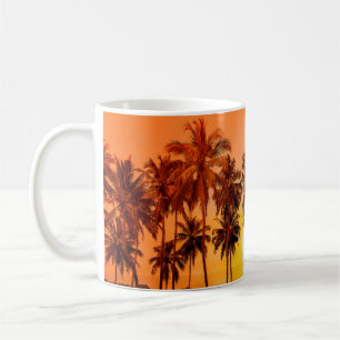 Taza De Café Palmeras al fondo de la puesta de sol. Sri Lanka.