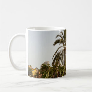 Taza De Café Palmeras verdes cerca de un edificio de hormigón m