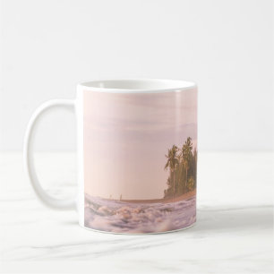 TAZA DE CAFÉ PALMERAS VERDES EN ARENA MARRÓN BAJO NUBES BLANCO