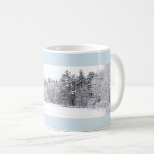 Taza De Café Panorama del bosque invernal helado y estanque con
