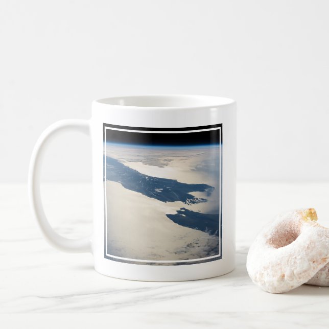 Taza De Café Panorama Desde El Espacio Resaltando El Estrecho D (Con donut)