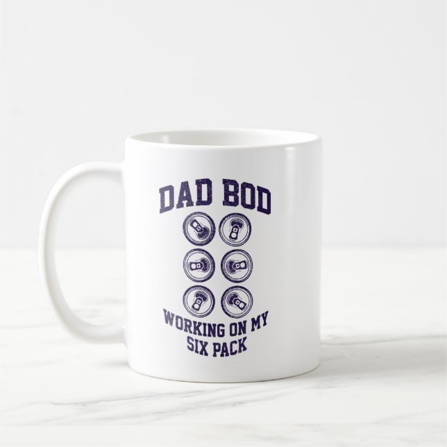 Taza De Café Papá Bod Trabajando En Mi Camisa De Seis Empaqueta (Izquierda)