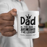 Taza De Café Papá El Hombre El Mito La Leyenda 2x Foto<br><div class="desc">¡Sorprende a papá con este moderno tazón de café! El diseño incluye 2 fotografías de tu elección con tipografía divertida que dice "Papá - El hombre, el mito, el fin de semana". También puede personalizar los mensajes y nombres para que sean personales. Este es un gran regalo para el Día...</div>