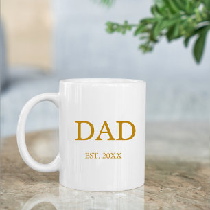 Taza De Café Papá Est. Fecha con el guión dorado de los nombres