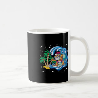 Taza De Café Papá Noel de verano surfeando olas de playa Navida