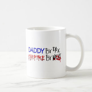 Taza De Café Papá por día, vampiro por noche