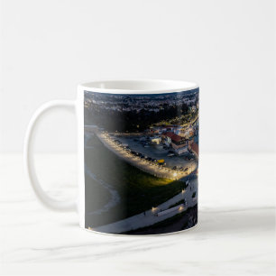 Taza De Café Paphos Harbour drone view en la noche, Chipre