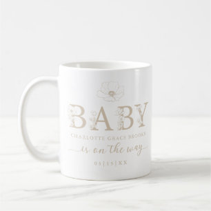 Taza de café para anuncio de bebé con flores silve