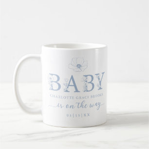 Taza de café para anuncio de bebé con flores silve