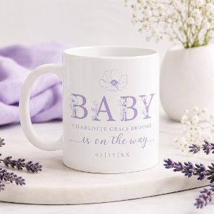 Taza de café para anuncio de bebé con flores silve