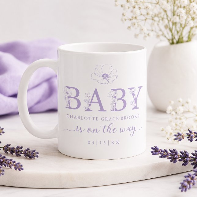 Taza de café para anuncio de bebé con flores silve (Baby shower mug with lavender accents)