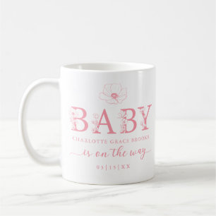 Taza de café para anuncio de bebé con flores silve