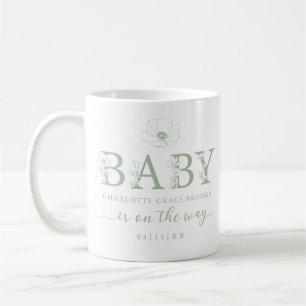 Taza de café para anuncio de bebé con flores silve