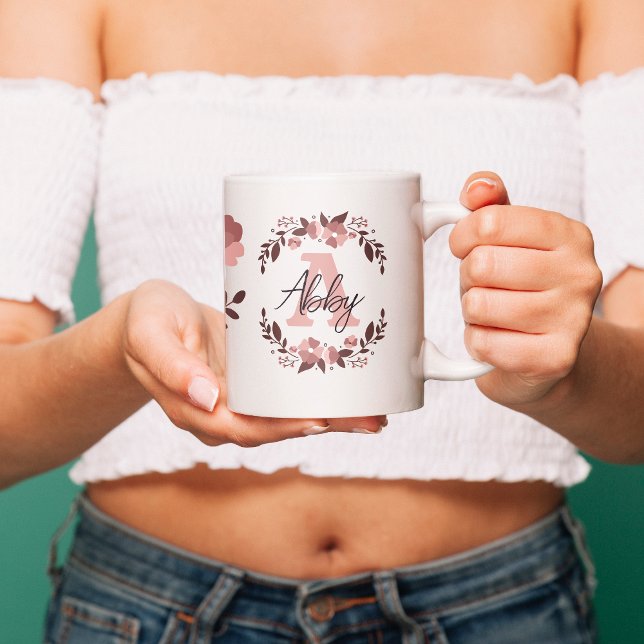Taza De Café Para ella un amor floral monograma (Subido por el creador)