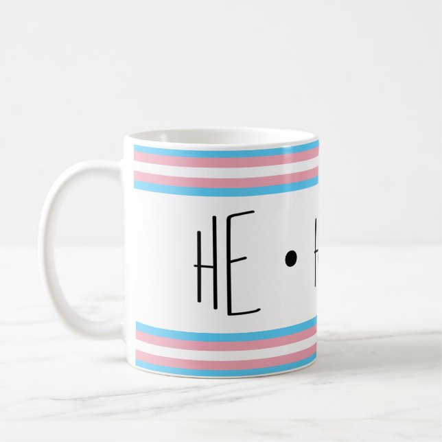 Taza de café para pronombres Él/Él/Sus Transgénero (Izquierda)