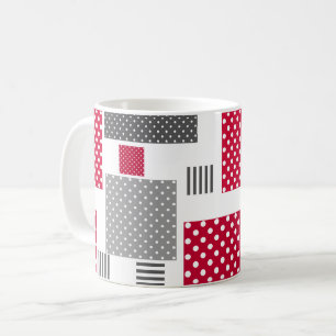 Taza De Café Parcheado de lunares gris rojo sobre fondo blanco