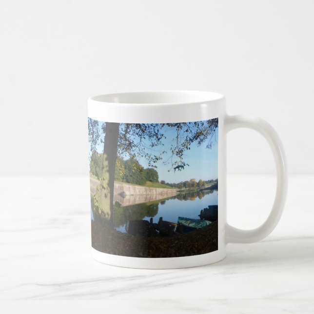 Taza De Café Paredes de la ciudad panorámica y botes de fila pa (Derecha)