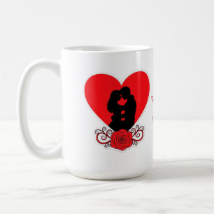 Taza De Café Pareja Abrazándose En Corazón Rojo Con Rosa Orname
