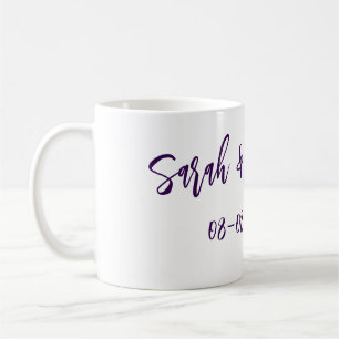 Taza De Café pareja boda. Nombre fecha púrpura simple mes mínim
