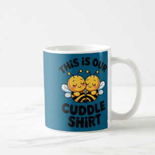 Taza De Café Pareja de abejas lindas se acurrucan divertidas ro