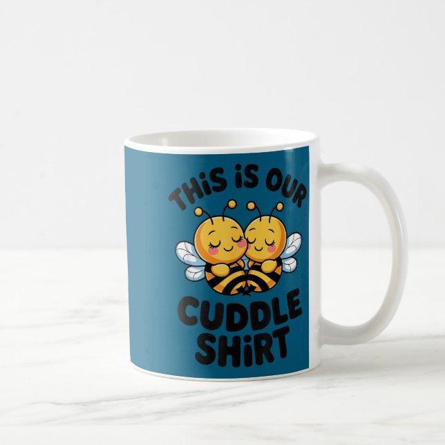 Taza De Café Pareja de abejas lindas se acurrucan divertidas ro (Derecha)
