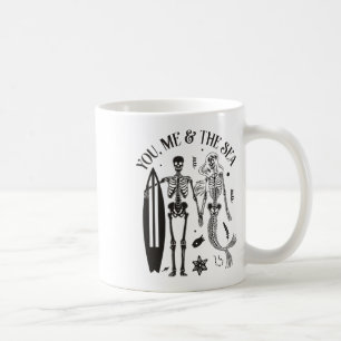 Taza De Café Pareja de esqueletos de sirena surfeando en la pla