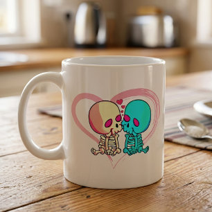 Taza De Café Pareja de esqueletos románticos besándose en un co