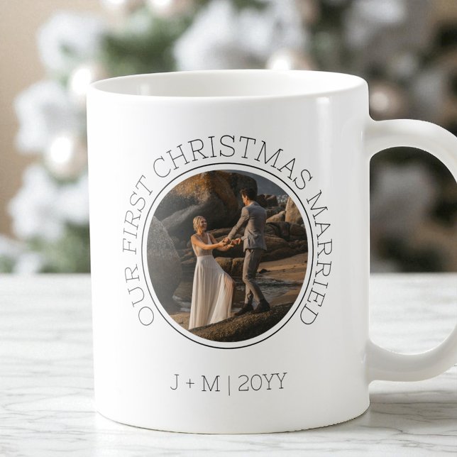 Taza De Café Pareja Mínima 2 Foto Nuestra Primera Navidad Casad (Minimal Couple 2 Photo Our First Christmas Married Coffee Mug)