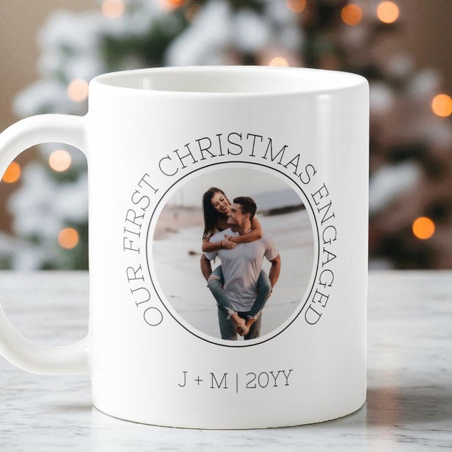 Taza De Café Pareja Mínima 2 Foto Nuestra Primera Navidad Compr (Minimal Couple 2 Photo Our First Christmas Engaged Coffee Mug)