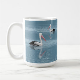 Taza De Café Pareja pelícola remando en agua azul calmada