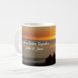 Taza De Café Pareja Sentada En La Playa En El Café Sunset Mug