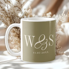 Taza De Café Parejas de boda iniciales elegantes en verde oliva