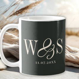 Taza De Café Parejas de novios con inicial de ébano elegante