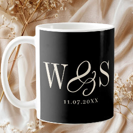 Taza De Café Parejas de novios con inicial negra elegante