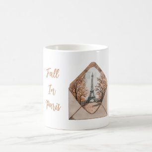 Taza De Café París en otoño sobre el Envelope de la Torre Eiffe