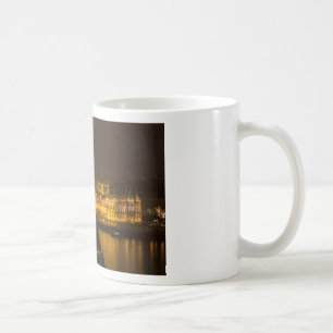 Taza De Café Parlamento húngaro Budapest por noche