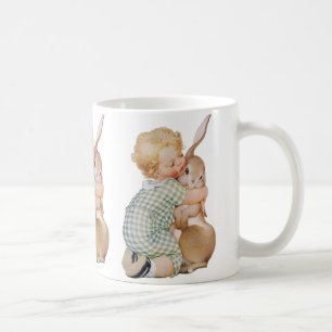 Taza De Café Pascua antigua, niño lindo con conejo de Pascua