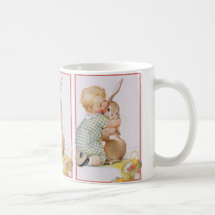 Taza De Café Pascua antigua, niño lindo con conejo de Pascua