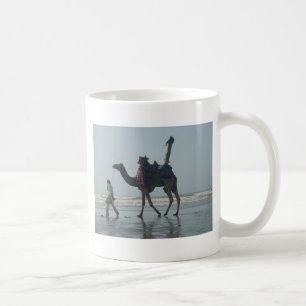 Taza De Café Paseo en Camello Tribal: Arenas y Mar de la Marea