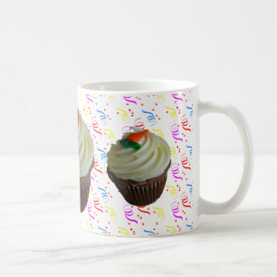 Taza De Café Pastel de tarta de zanahoria con confetti