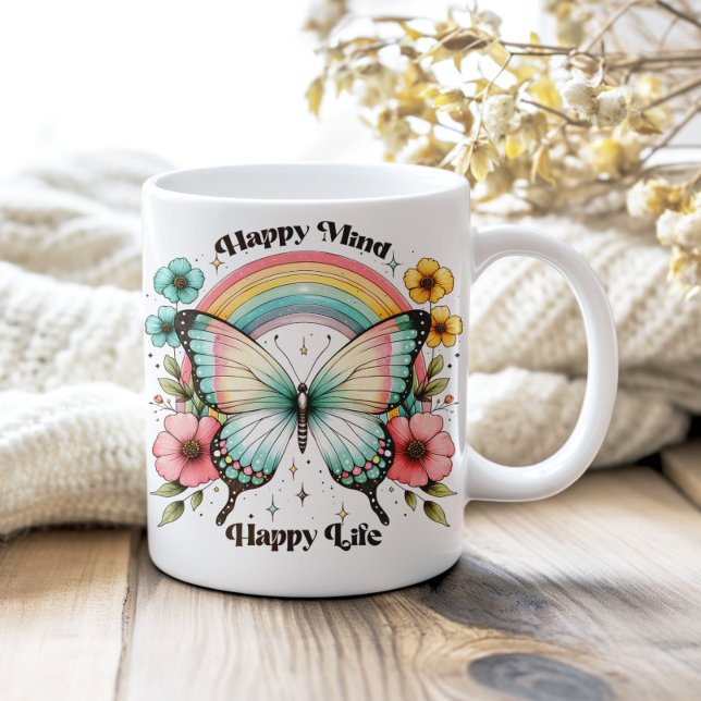 Taza De Café Pastel Hippie "Happy Mind Happy Life" (Pastel Hippie "Happy Mind Happy Life" Coffee Mug on a neutral cozy wooden table.)