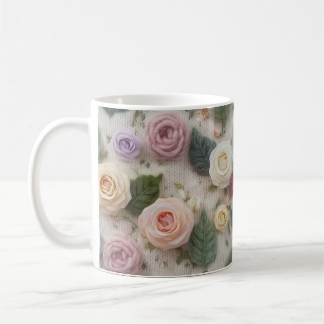 Taza De Café Pastel Knitted Rose Mug | Cozy Floral Sweater Text (Izquierda)