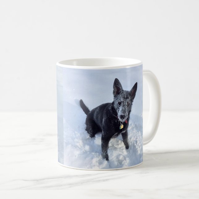 Taza De Café Pastor alemán negro en las dos vistas de la nieve, (Anverso derecho)
