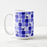 Taza De Café Patchwork Dreidels<br><div class="desc">Patchwork azul y blanco con sueños para cualquier festividad o acontecimiento judío.</div>