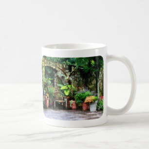 Taza De Café Patio Jardín en la lluvia