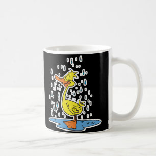 Taza De Café patito lindo en el charco bajo la lluvia